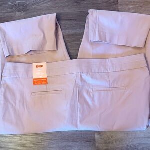 EVRI Women’s Light Pink Capri Chinos